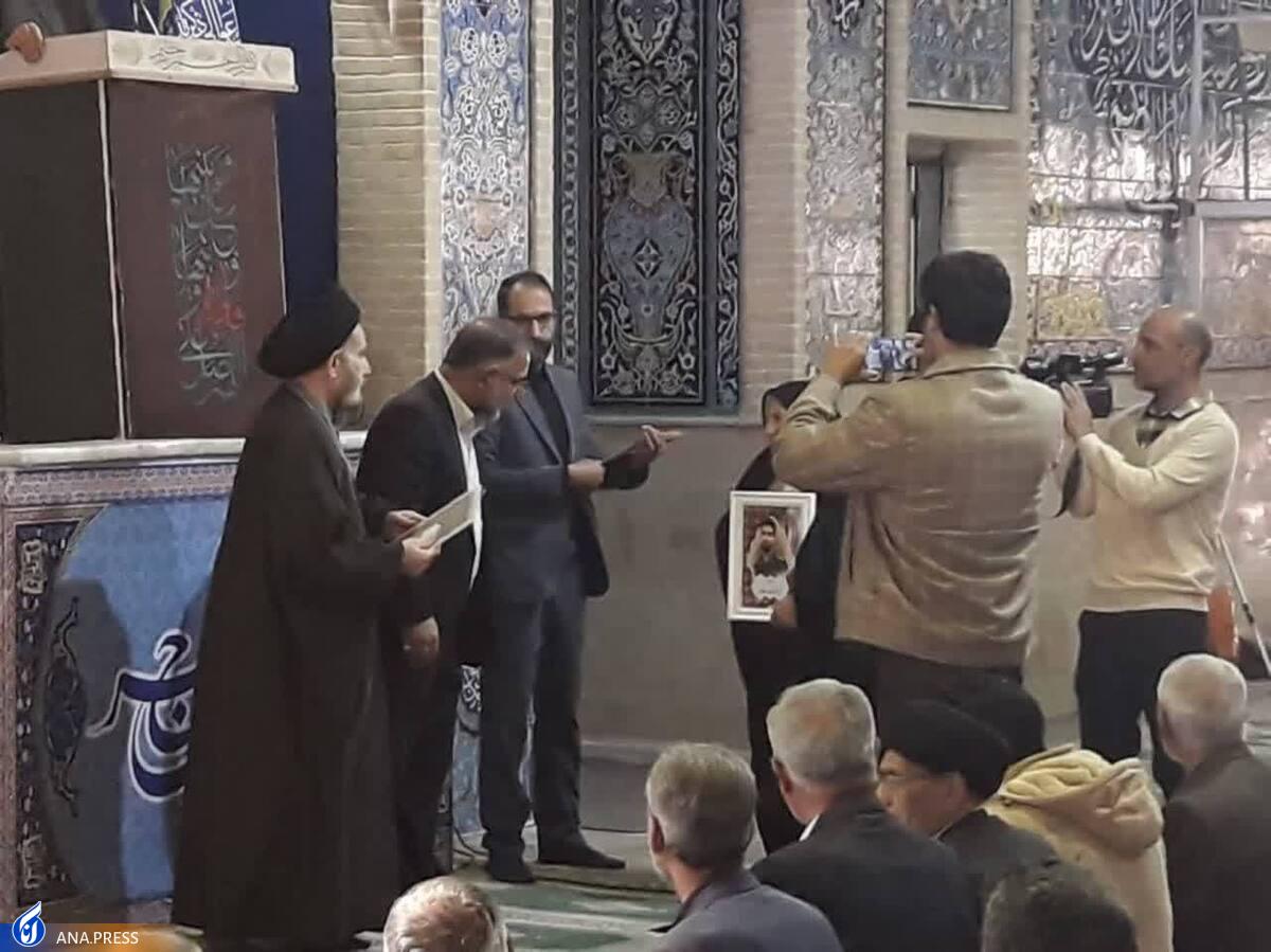 اهدای مدرک افتخاری دانشگاه آزاد به دانشجوی شهید مدافع امنیت
