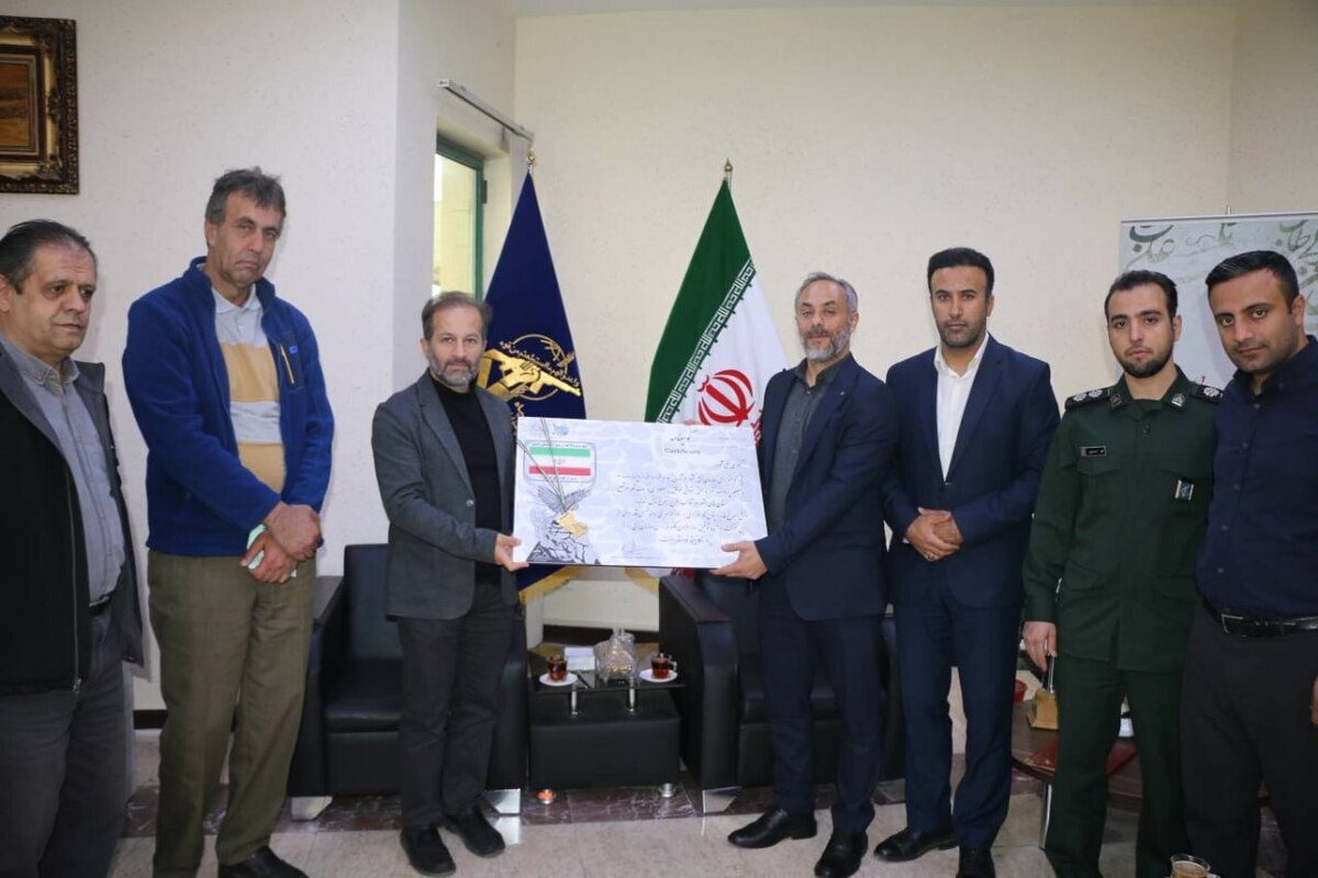 اهدا نشان سیمرغ فدراسیون کوهنوردی به سازمان ورزش بسیج