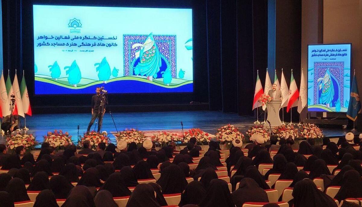 تقدیر وزیر فرهنگ و ارشاد اسلامی از مادر شهیدان خالقیپور / اسماعیلی: در مساجد عقبگرد داشتهایم