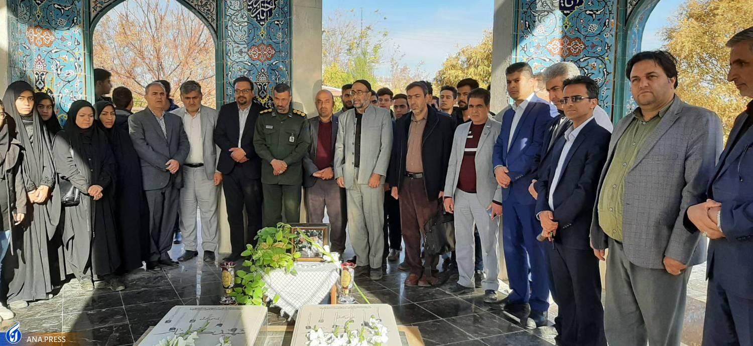 دانشجویان و استادان غرق در عزای حضرت فاطمه(س)؛ نوای حزن و اندوه در واحدهای دانشگاهی پیچید دانشجویان و استادان غرق در عزای حضرت فاطمه(س)؛ نوای حزن و اندوه در واحدهای دانشگاهی پیچید