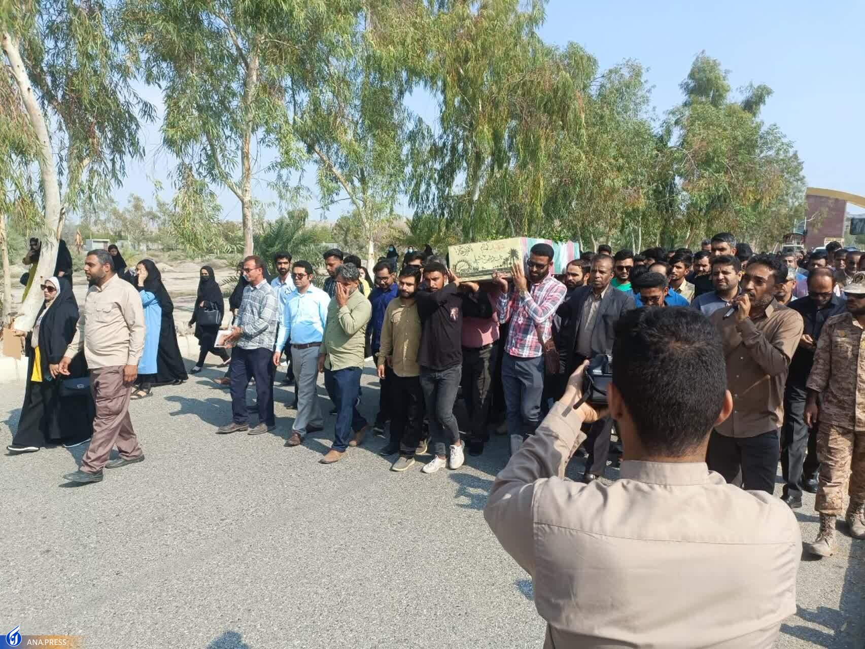 واحدهای دانشگاه آزاد اسلامی عطر فاطمی گرفت/ عطر «ایثار و شهادت» در آسمان دانشگاه‌ها و قیام دانشجویان به احترام لاله‌های گلگلون‌کفن