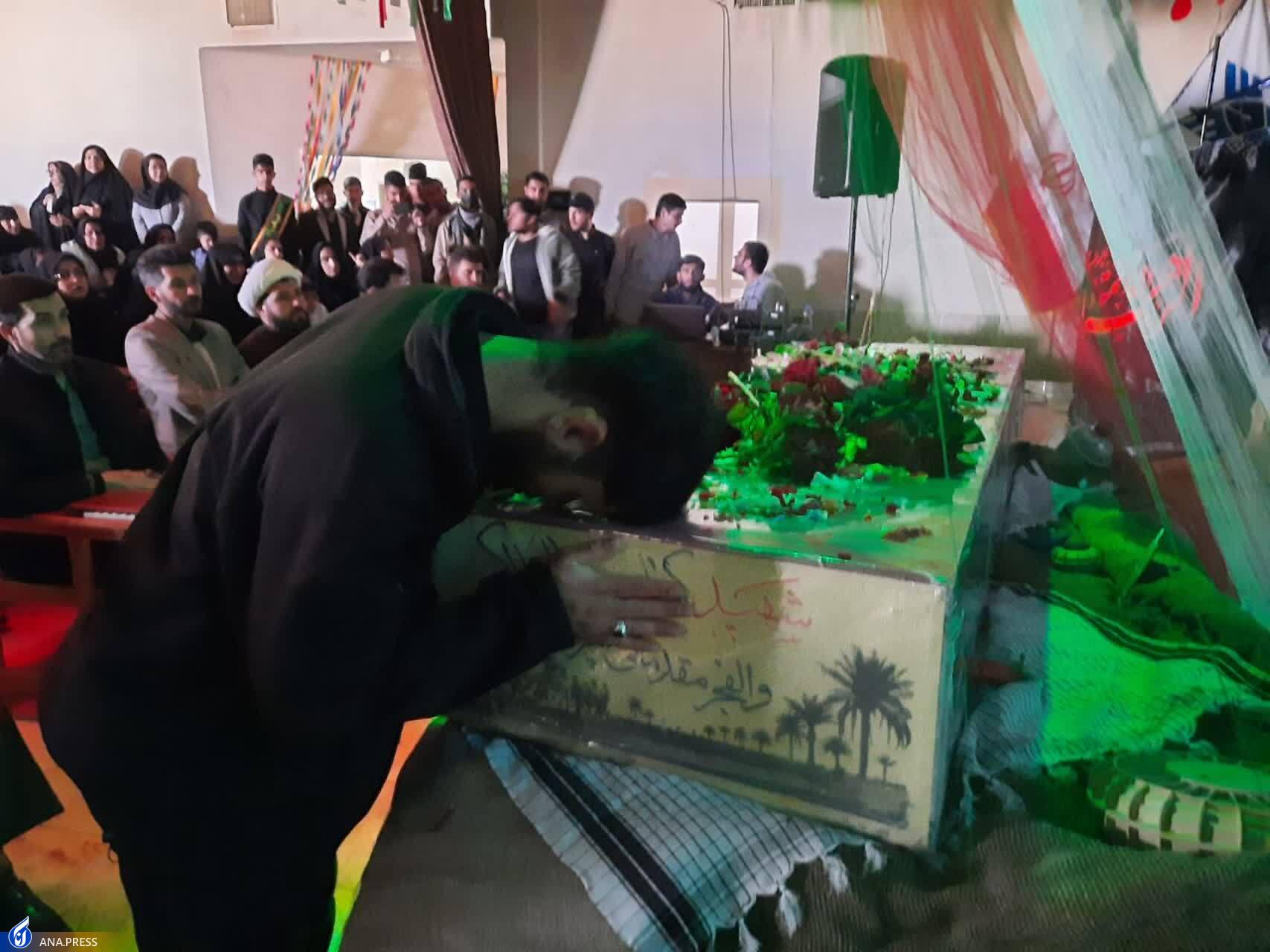 واحدهای دانشگاه آزاد اسلامی عطر فاطمی گرفت/ عطر «ایثار و شهادت» در آسمان دانشگاه‌ها و قیام دانشجویان به احترام لاله‌های گلگلون‌کفن