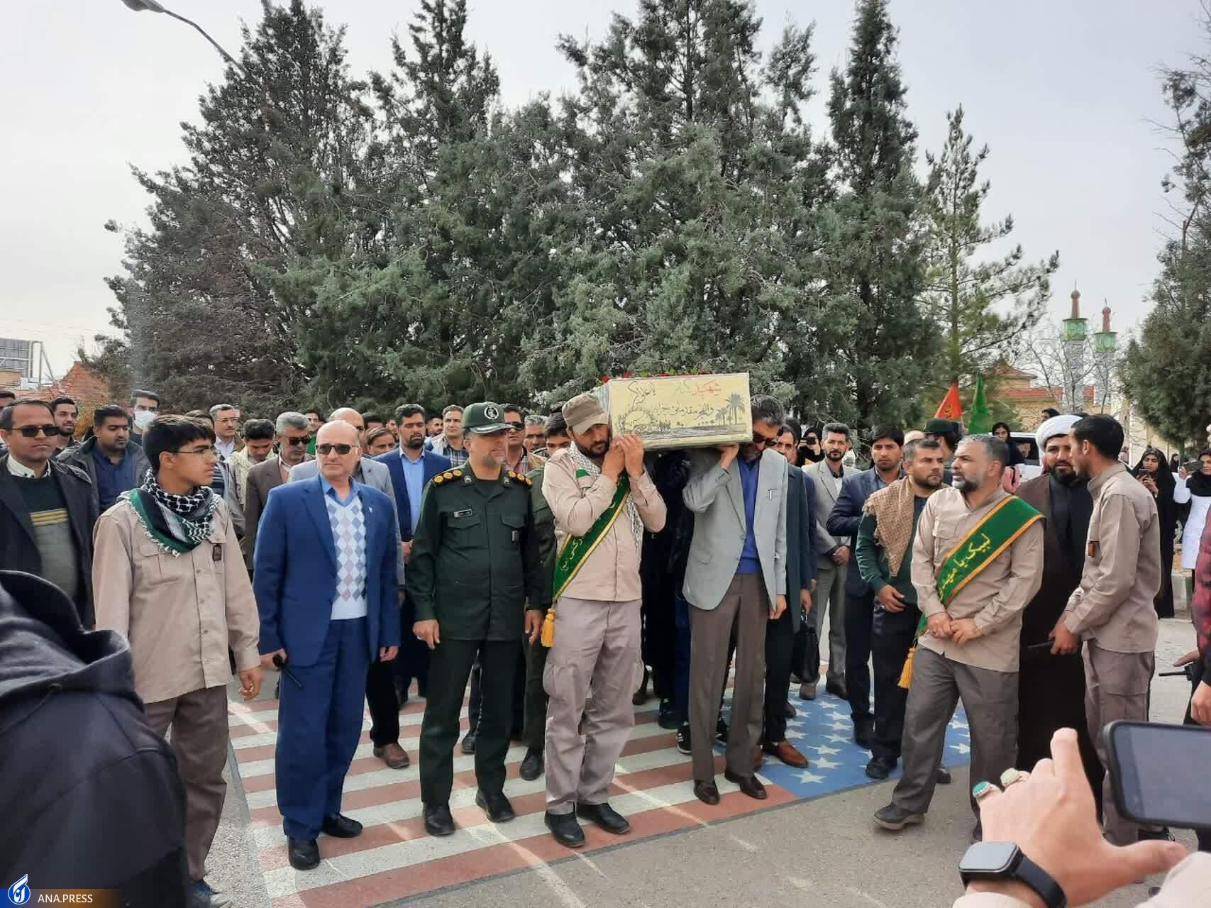 واحدهای دانشگاه آزاد اسلامی عطر فاطمی گرفت/ عطر «ایثار و شهادت» در آسمان دانشگاه‌ها و قیام دانشجویان به احترام لاله‌های گلگلون‌کفن
