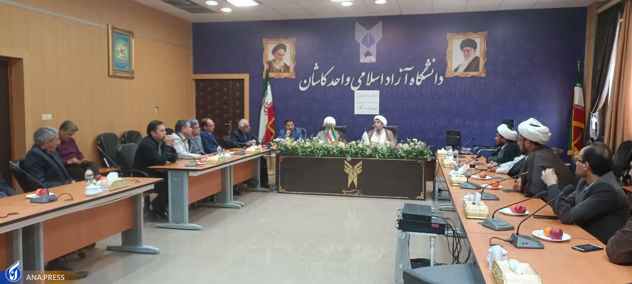 حوزویان باید به علوم روز مسلط شوند