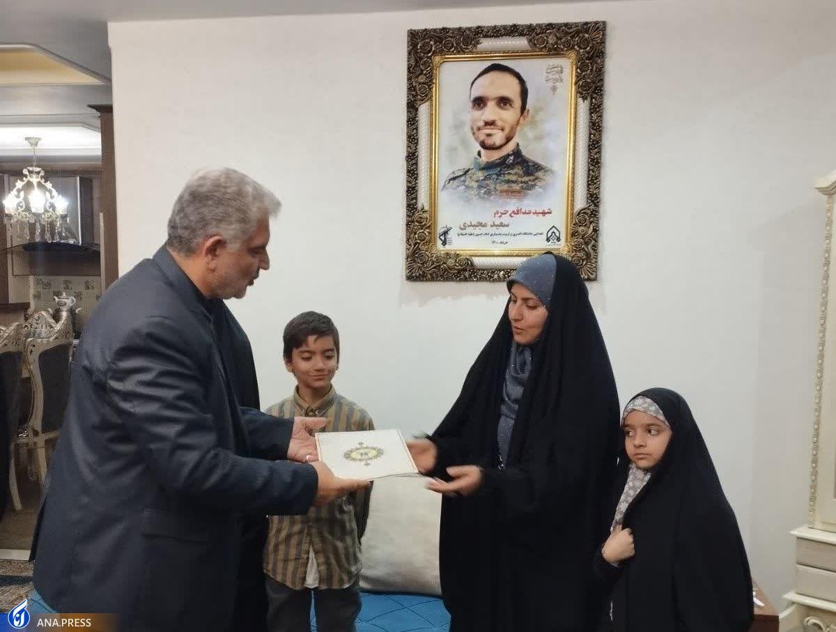 دیدار و گفتوگوی صالحی آرا با خانواده شهید مدافع حرم