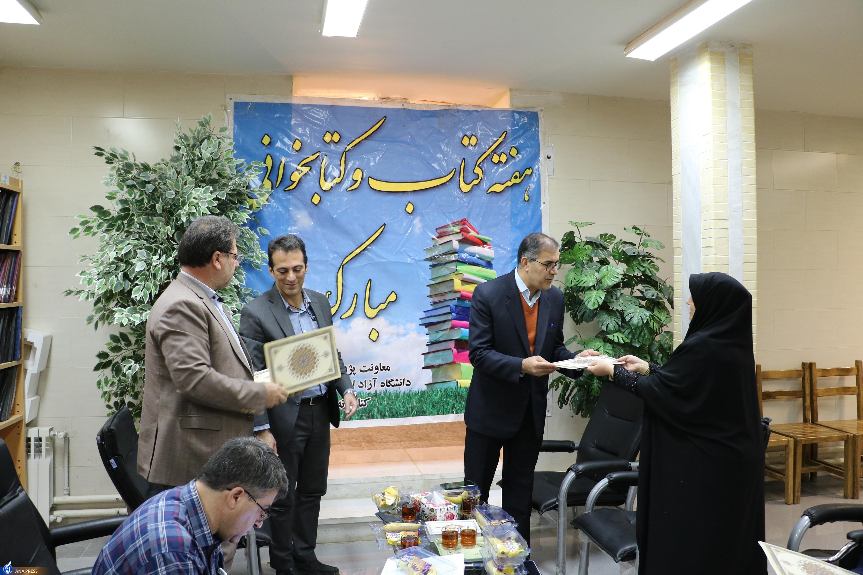 کتاب موجب بالندگی و شکوفایی استعدادهای جویندگان علم میشود کتاب موجب بالندگی و شکوفایی استعدادهای جویندگان علم میشود