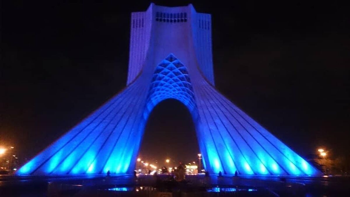 برج آزادی به مناسبت روز جهانی اُتیسم آبی شد