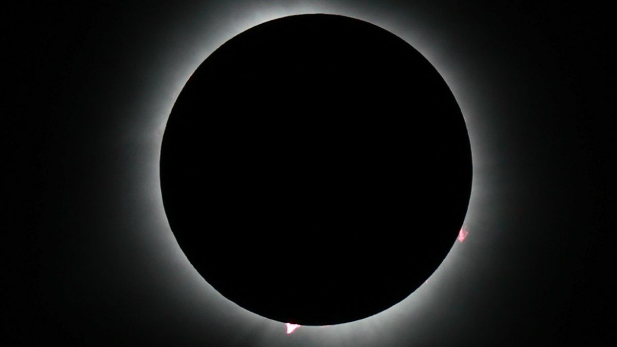 ظهور زبانه&zwnj; خورشیدی در طی کسوف