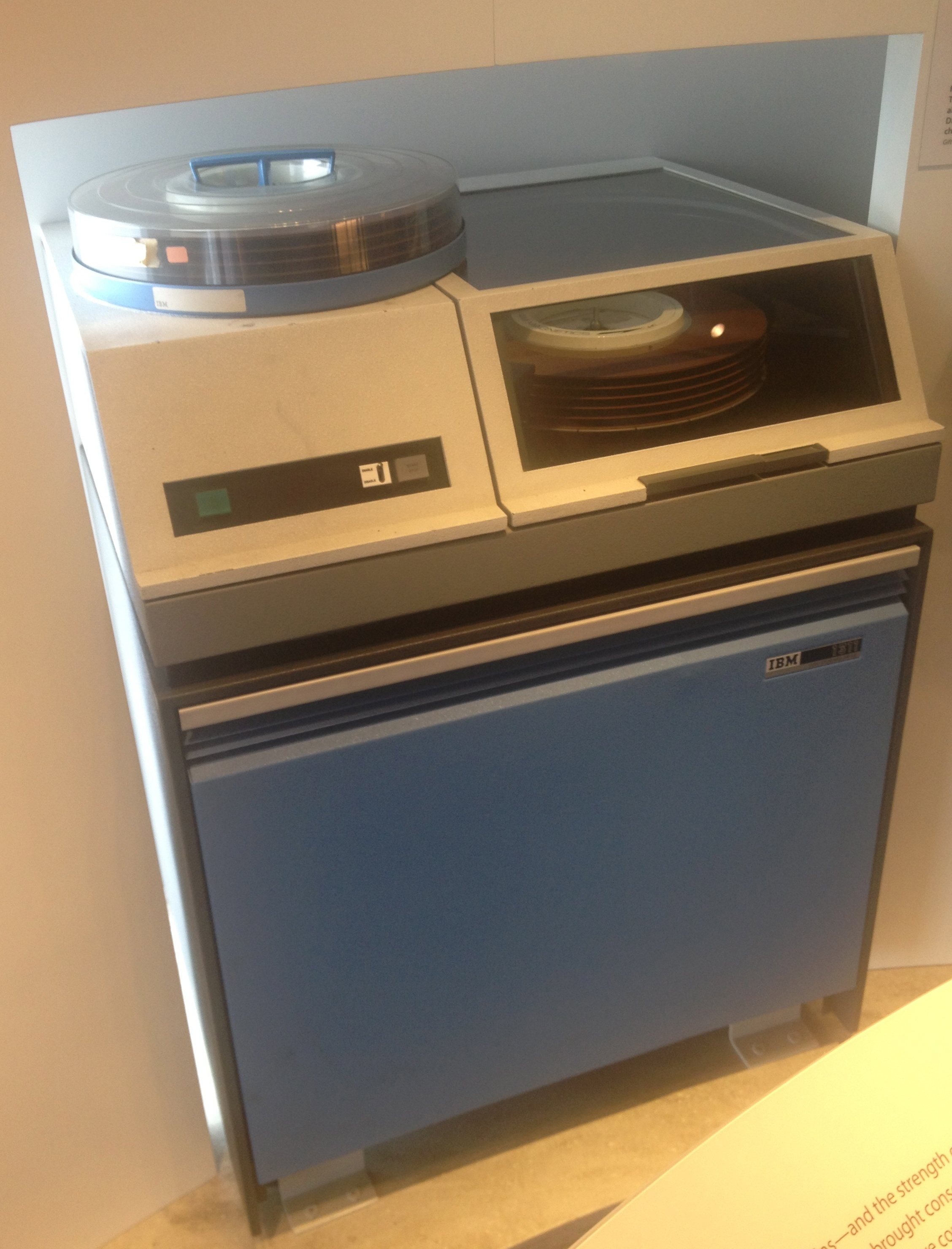 ۱۱ حقیقت سریع در مورد هارد دیسک/ اولین هارد یک گیگابایتی ۲۵۰ کیلوگرم وزن داشت!