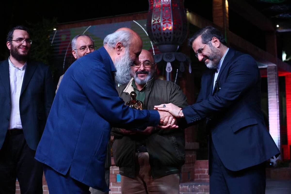 تجلیل از هنرمندان طراز هنر انقلاب مسعود نجابتی چهره هنر انقلاب در سال ۱۴۰۲ شد