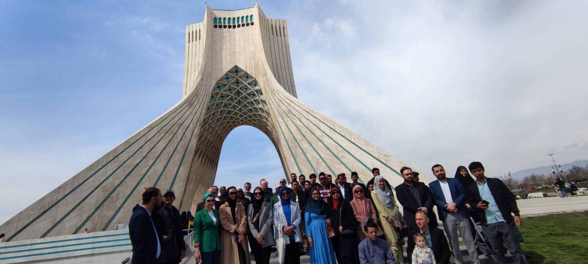 بازدید میهمانان بین المللی نمایشگاه قرآن از برج آزادی + عکس
