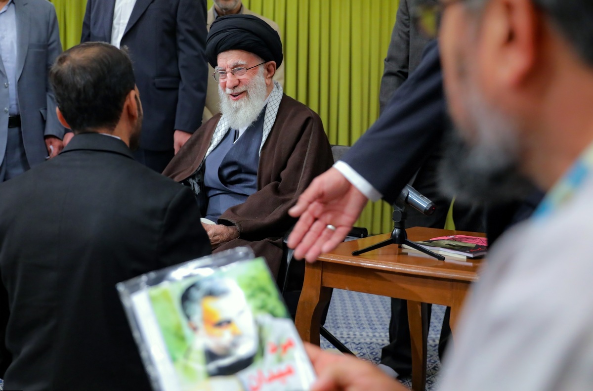 از شعرخوانی امام حسنی علی انسانی تا حضور آقازادهها در دیدار شاعران با رهبری