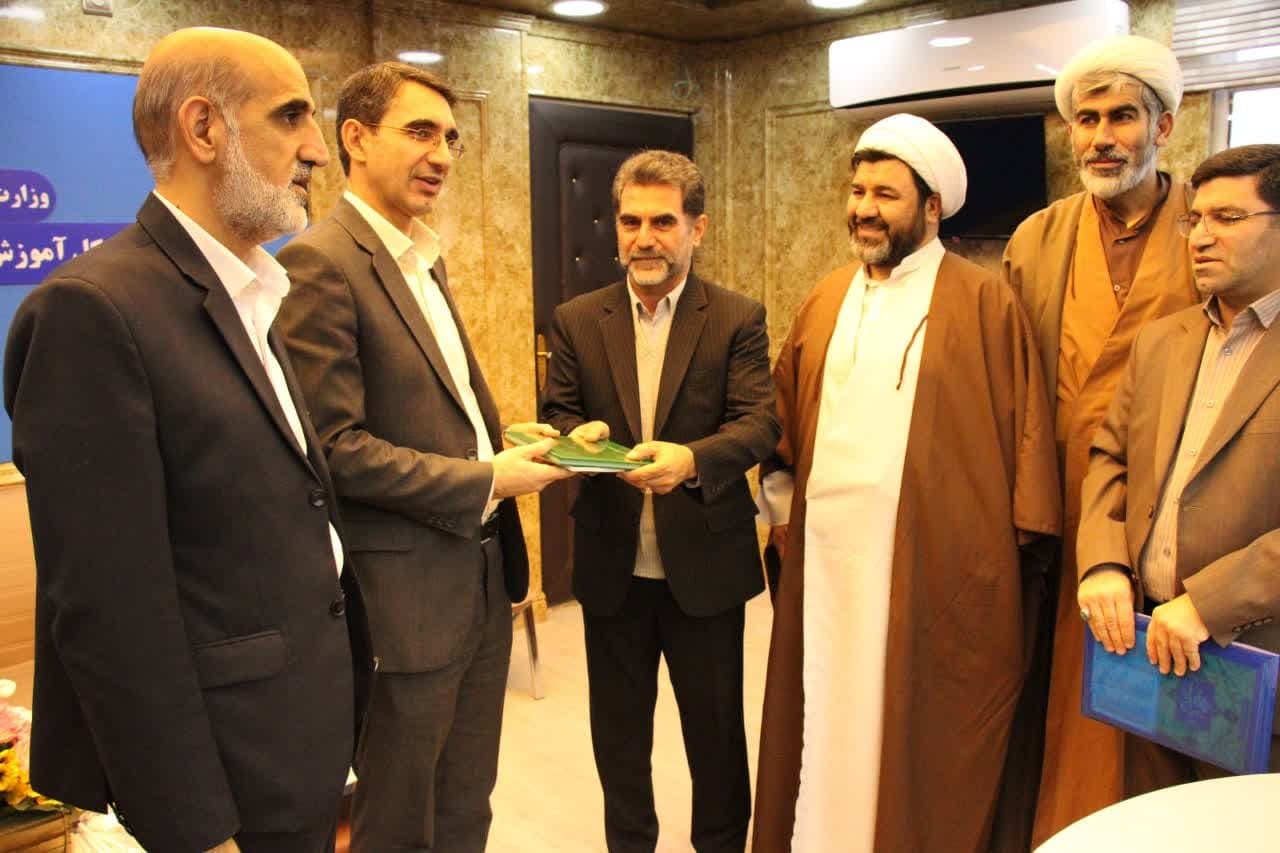 جشنواره سراسری شعر بوتراب به ایستگاه ملی رسید؛ فرصتی برای دلنوشتههای دانشآموزی جشنواره سراسری شعر بوتراب به ایستگاه ملی رسید؛ فرصتی برای دلنوشتههای دانشآموزی