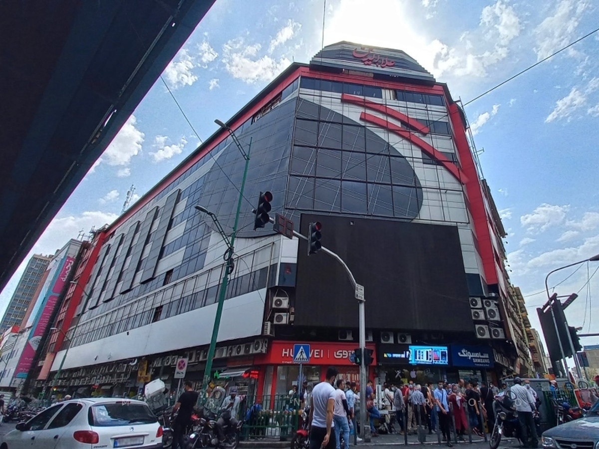 سازه نیوجرسی روبروی ورودی ساختمان پاساژ علاالدین/ اقدام قانونی در دست اجرا است