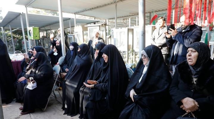 برگزاری مراسم عقد زوج جوان در گلزار شهدای بهشت زهرا(س)+ عکس