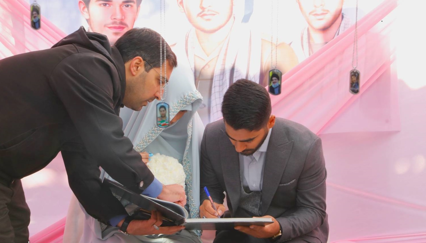 برگزاری مراسم عقد زوج جوان در گلزار شهدای بهشت زهرا(س)+ عکس