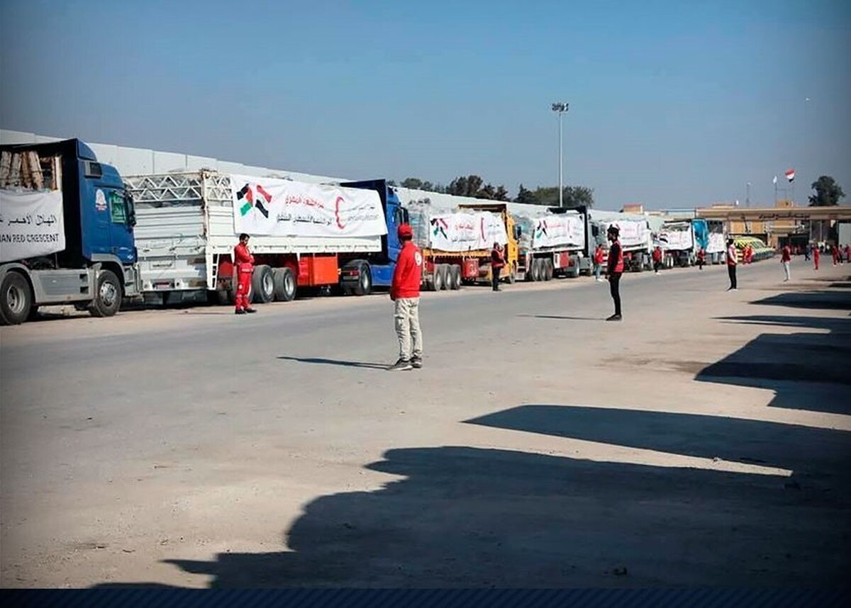 حضور صدها کامیون حامل کمکهای بشردوستانه در گذرگاه رفح مردم فلسطین به استقبال اُسرای خود رفتند +فیلم
