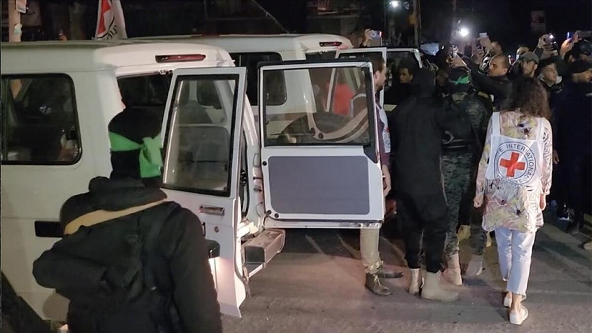 فیلم روند تحویل اُسرای زن اسرائیلی و حضور رزمندگان قسام در میان مردم انتشار فهرست اسامی ۹۰ اسیر فلسطینی که امروز آزاد میشوند