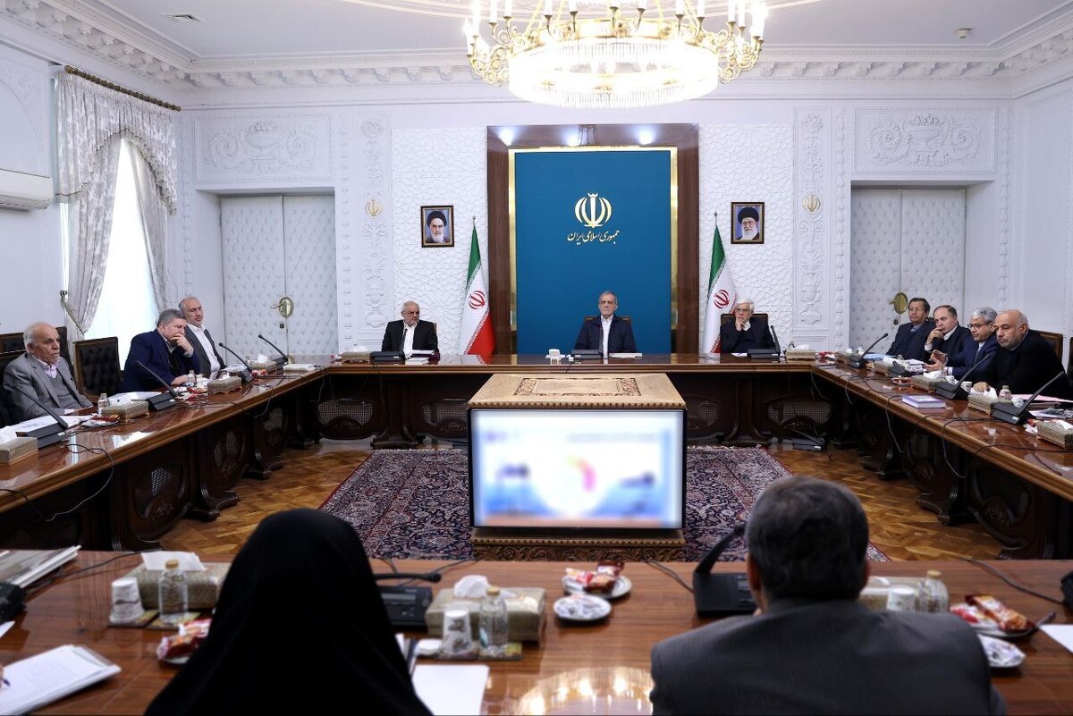 تاکید پزشکیان بر تدوین استراتژی دقیق و بهرهگیری از بخش خصوصی برای تحول در اقتصاد دریامحور
