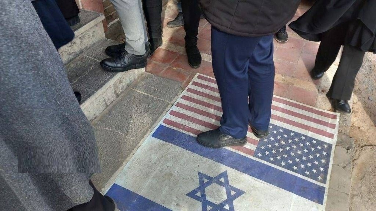 ادعای پاکشدن پرچم آمریکا از کف اماکن دولتی کاملا کذب است