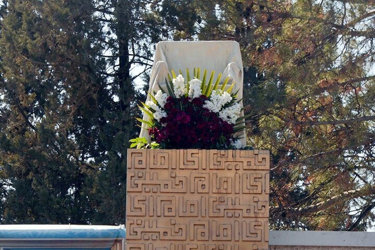 جایگاه جلوس امام خمینی (ره) در بهشت زهرا گلباران شد