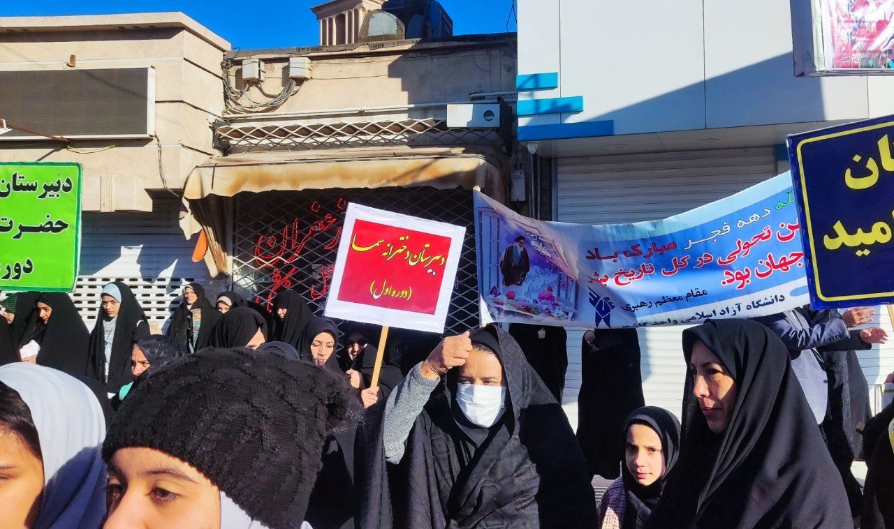 حضور خانواده دانشگاه آزاد اسلامی کاشمر در مراسم گرامیداشت سالروز ورود امام خمینی (ره) به میهن و آغاز دهه فجر انقلاب اسلامی حضور خانواده دانشگاه آزاد اسلامی کاشمر در مراسم گرامیداشت سالروز ورود امام خمینی (ره) به میهن و آغاز دهه فجر انقلاب اسلامی