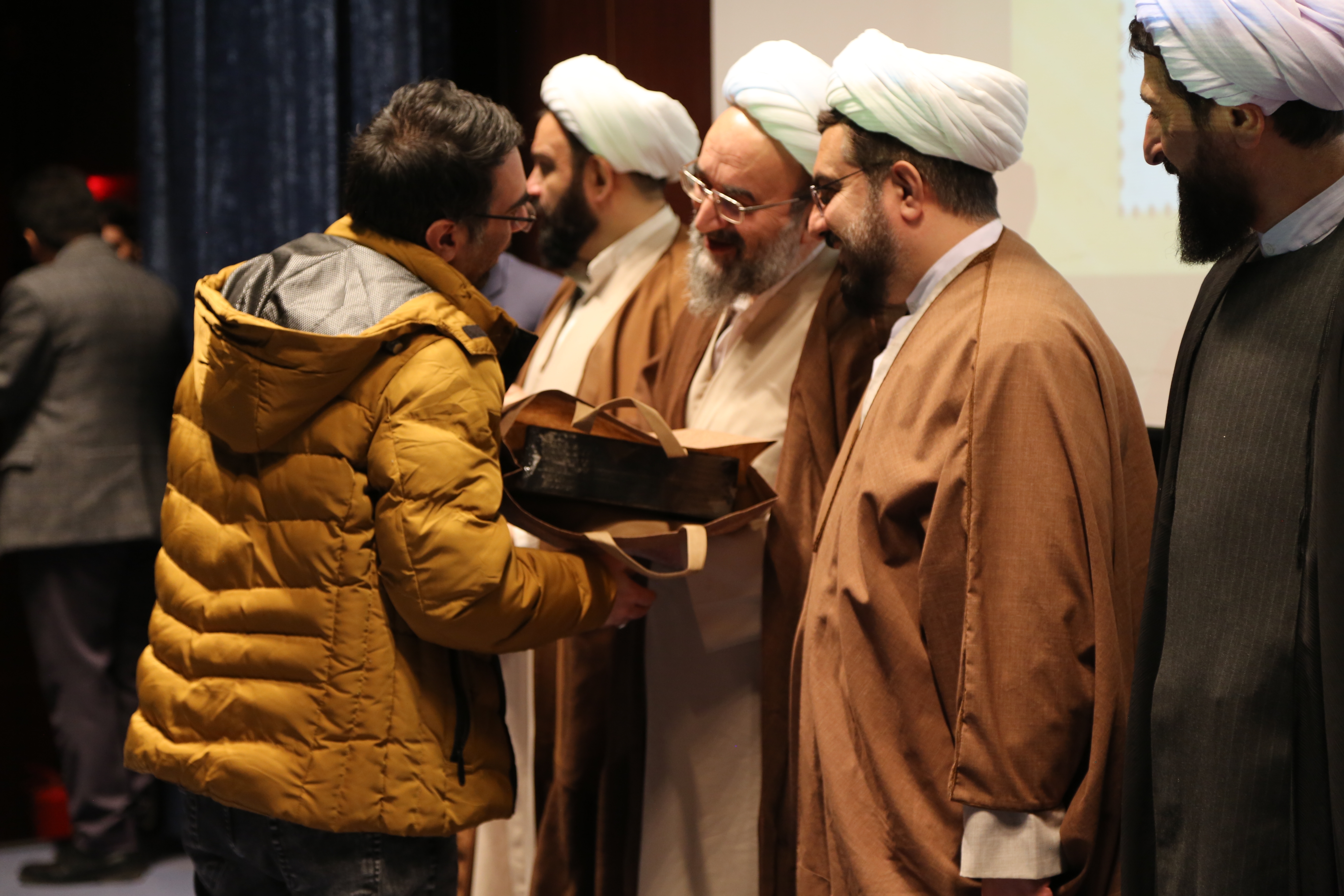 تندیس «عکس هدایت» در دست هنرمندان عکاس تندیس «عکس هدایت» در دست هنرمندان عکاس