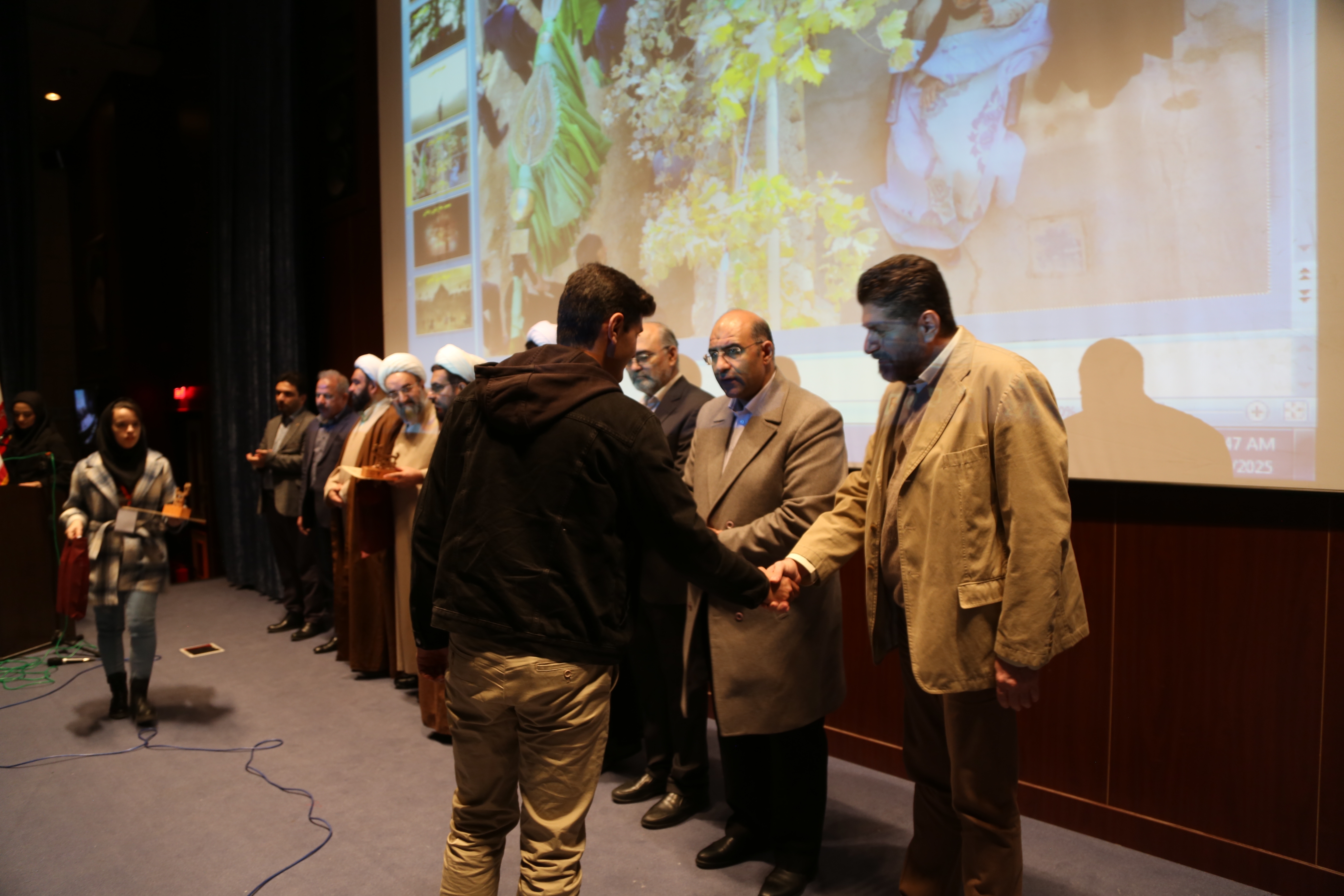 تندیس «عکس هدایت» در دست هنرمندان عکاس تندیس «عکس هدایت» در دست هنرمندان عکاس