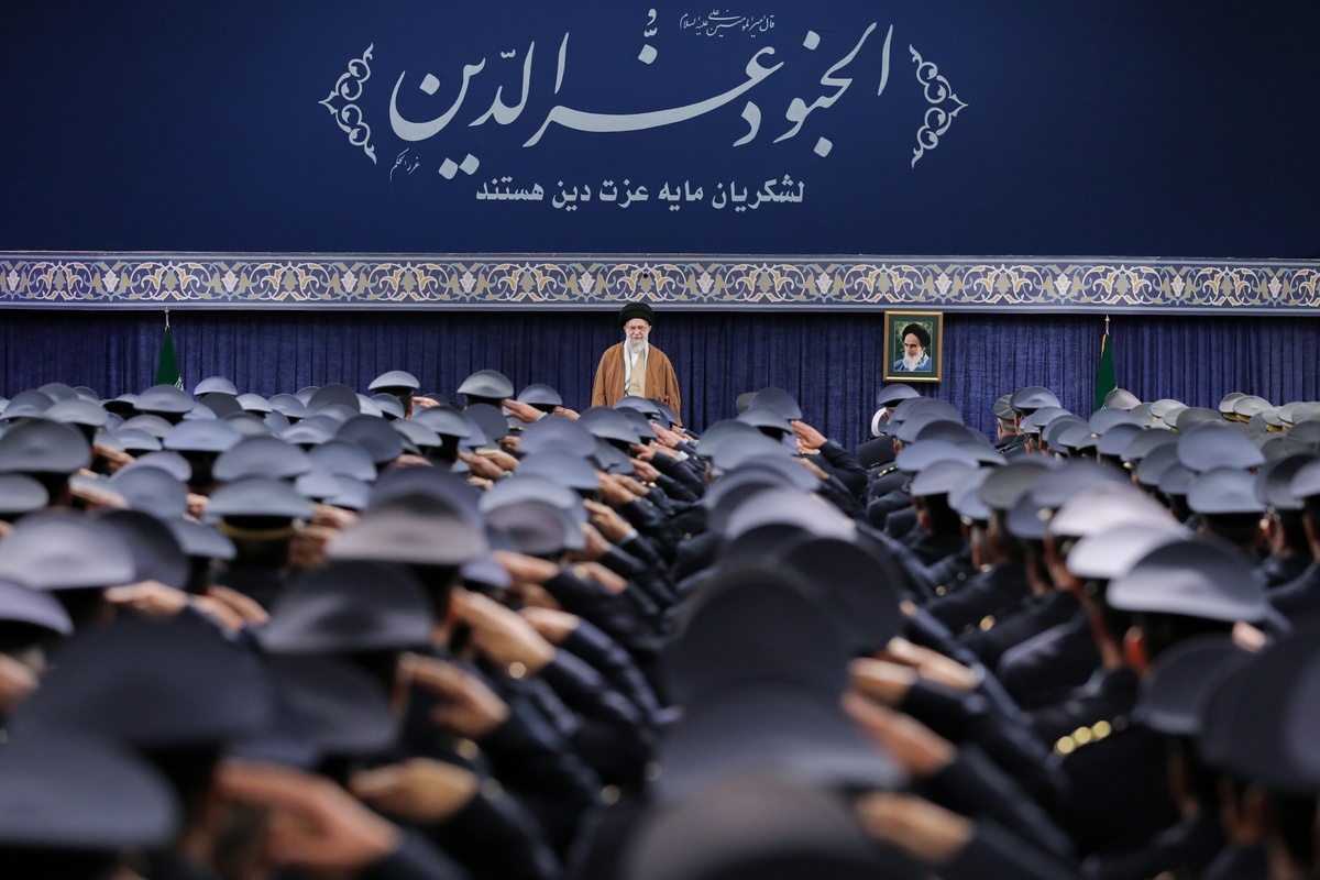 رهبر انقلاب: از مذاکره با آمریکا هیچ مشکلی حل نمیشود تهدیدمان کنند؛ تهدیدشان میکنیم