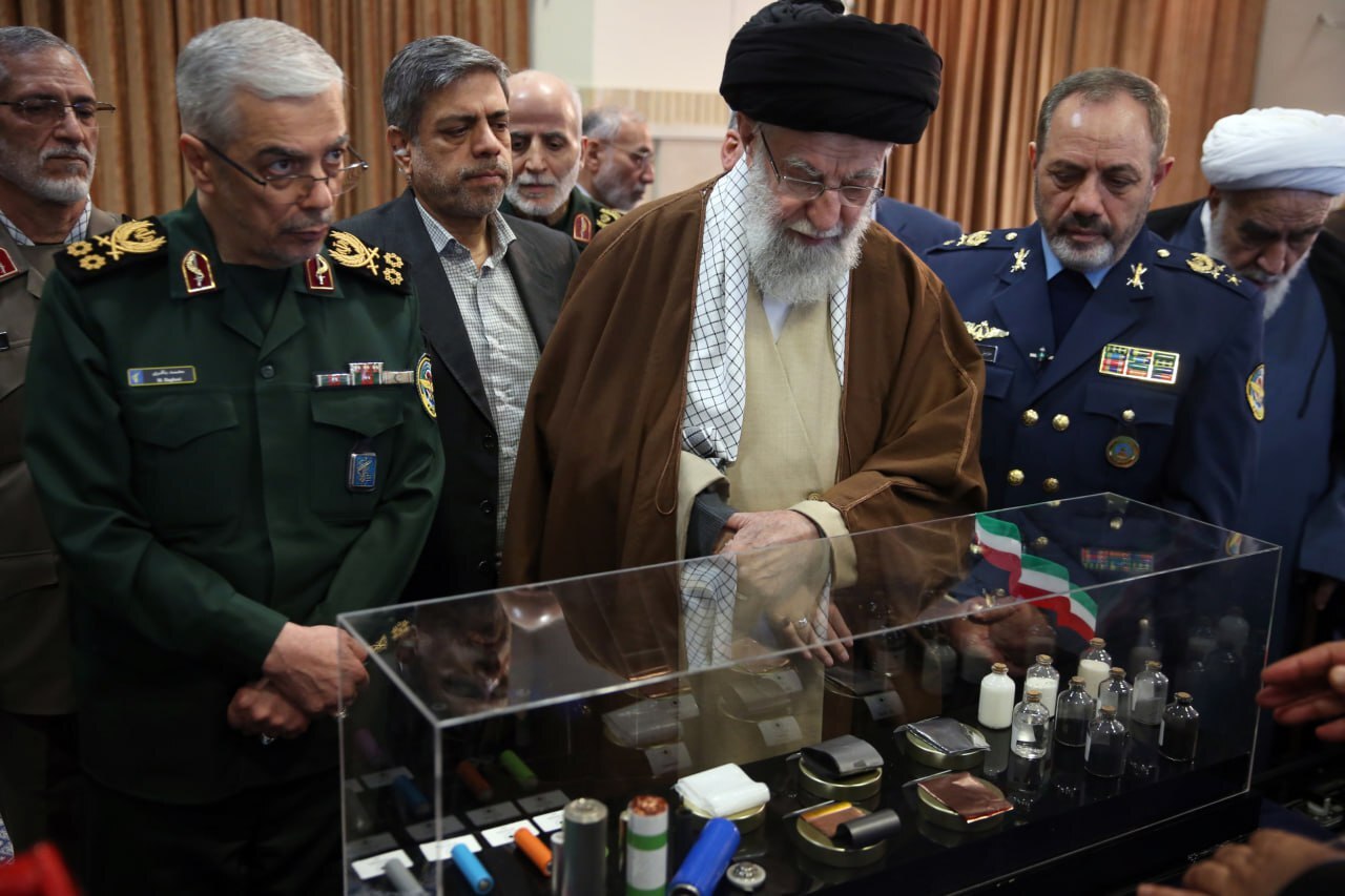 بازدید یک ساعته رهبر انقلاب از نمایشگاه آخرین دستاوردهای دانشمندان صنعت دفاعی کشور بازدید یک ساعته رهبر انقلاب از نمایشگاه آخرین دستاوردهای دانشمندان صنعت دفاعی کشور