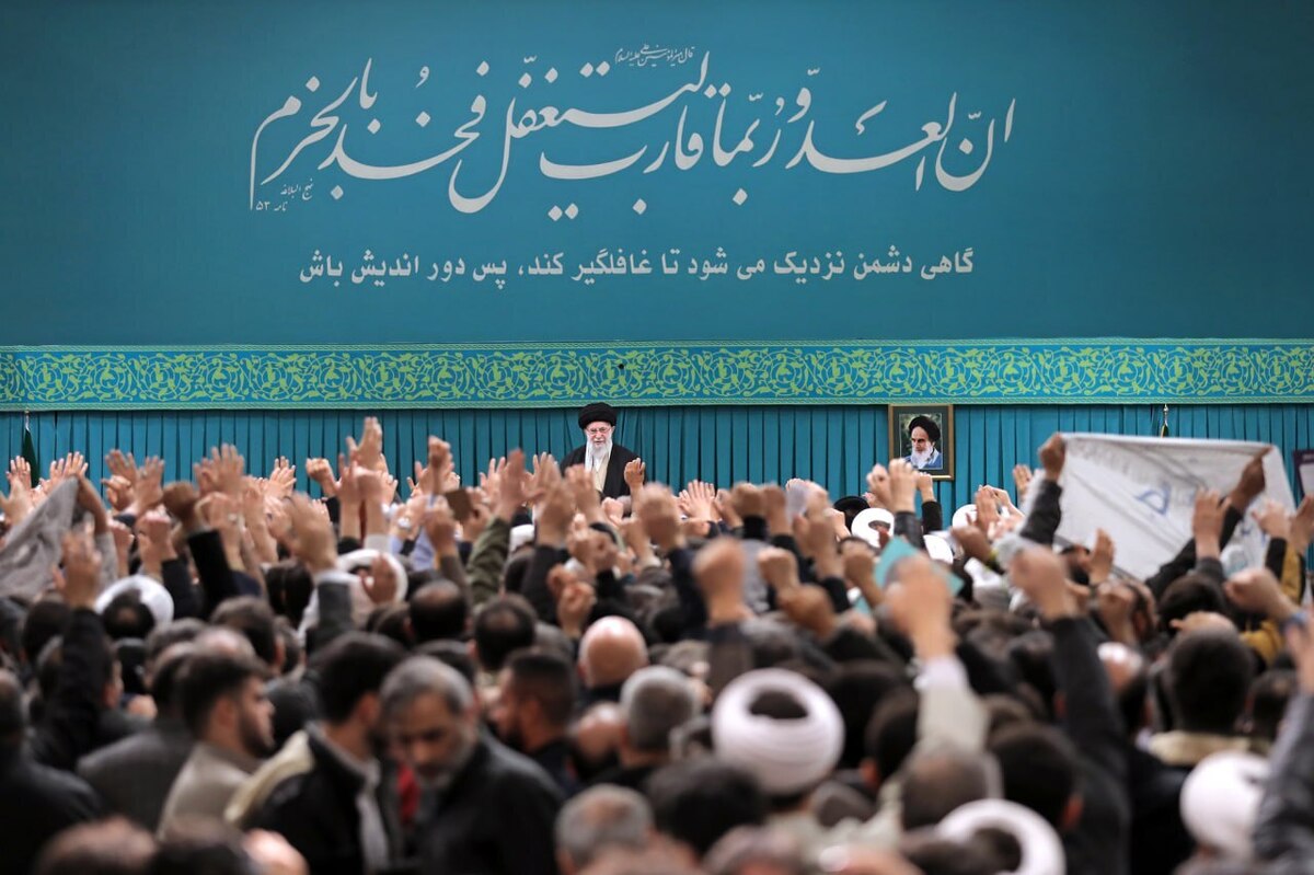 رهبر انقلاب: کسانی که با فضای مجازی ارتباط دارند با تهدیدات نرمافزاری دشمن مقابله کنند