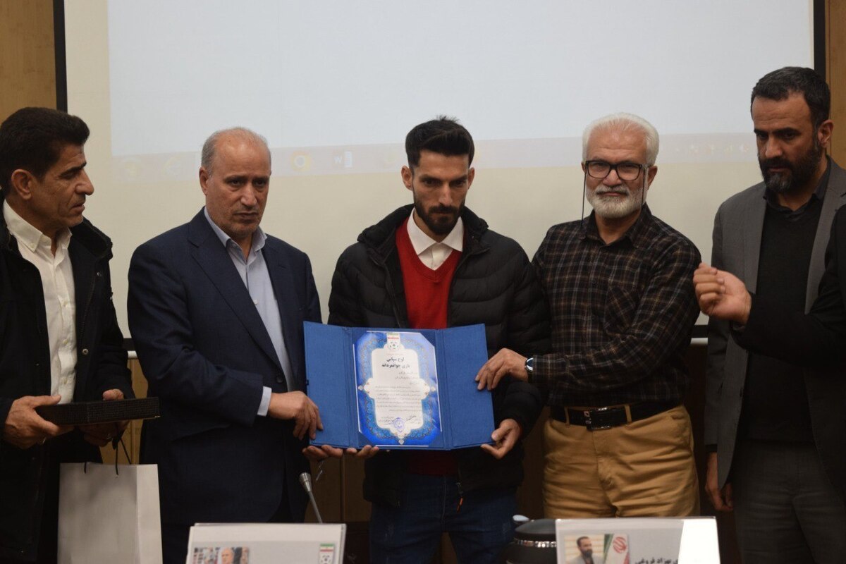 تجلیل تاج از بازیکن جوانمرد فوتبال ایران