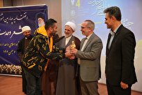 سریعترین نقاش آسیا در جشنواره شعر وحدت هنرنمایی کرد؛ اهدای سردیس سردار دلها به معاون دانشگاه آزاد