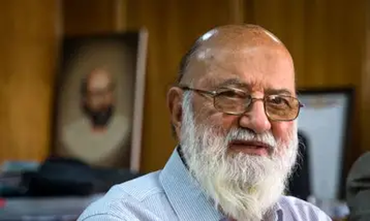 امروز ایستگاه و ریل داریم تعداد قطارها کم است از ما پول گرفتند اتوبوس را به شهر دیگری فروختند!