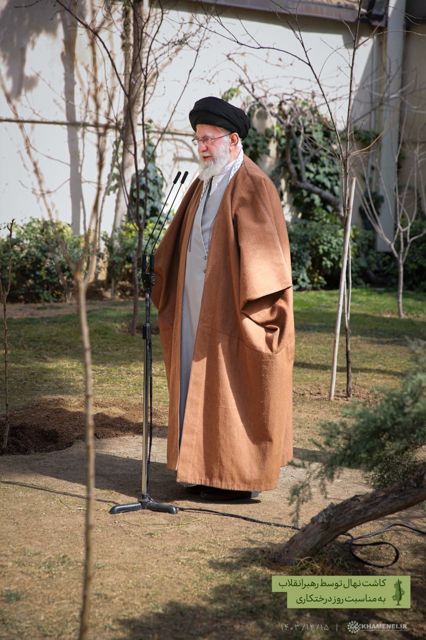 کاشت نهال توسط رهبر انقلاب در روز درختکاری کاشت نهال توسط رهبر انقلاب در روز درختکاری