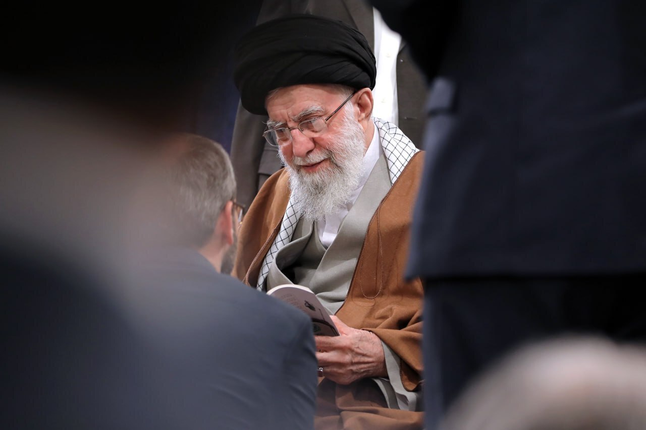 شاعران و اهالی فرهنگ و ادب فارسی افطار را مهمان رهبر انقلاب بودند