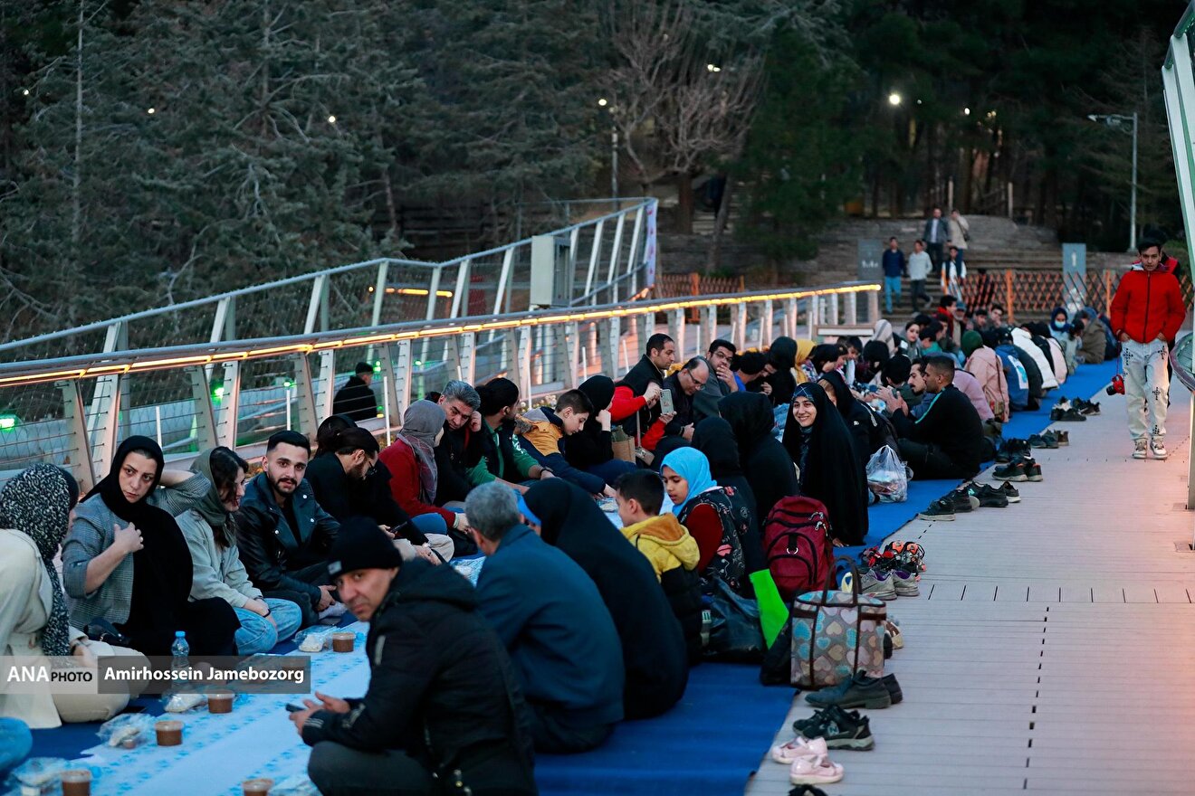 سفرهی افطاری روی پل طبیعت