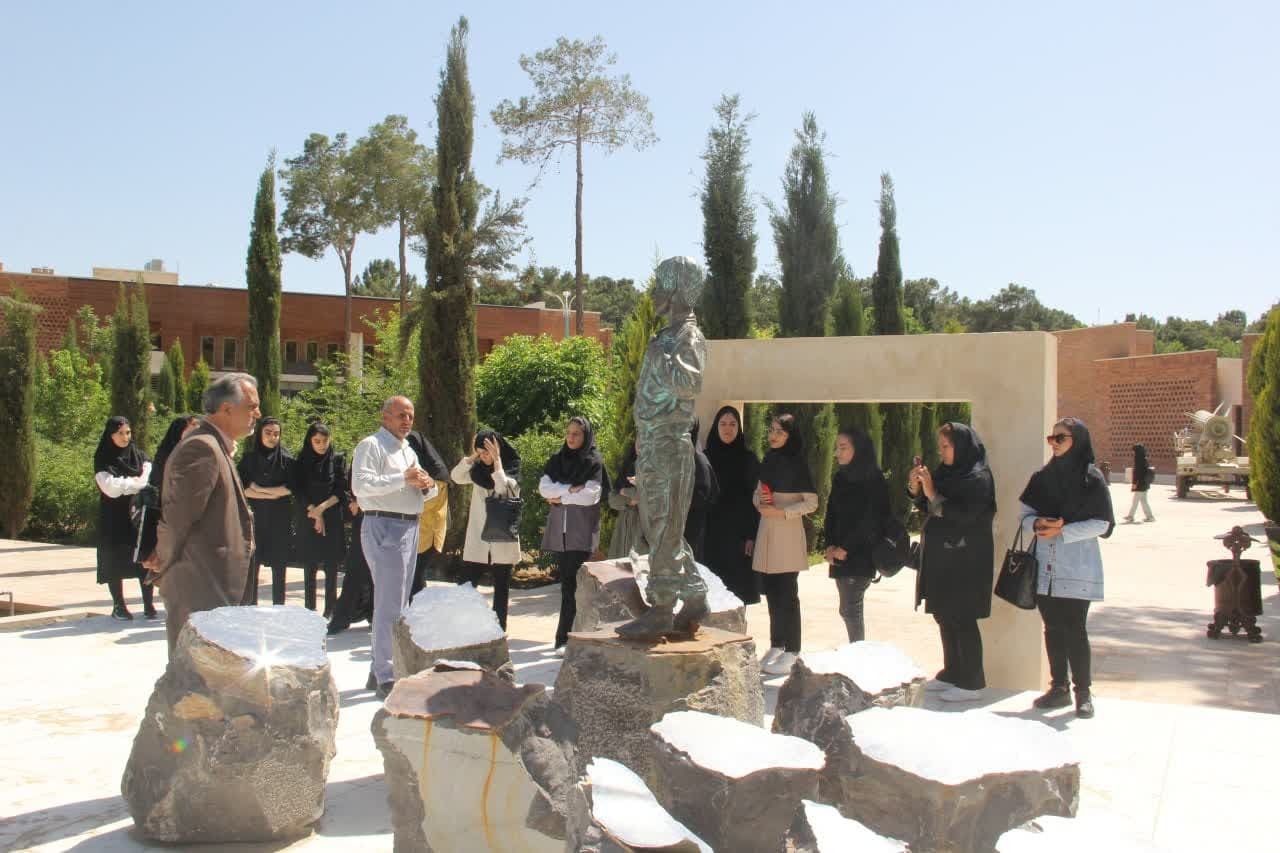 برپایی کلاس درس دانشجویان دانشگاه آزاد در باغ موزه دفاع مقدس برپایی کلاس درس دانشجویان دانشگاه آزاد در باغ موزه دفاع مقدس