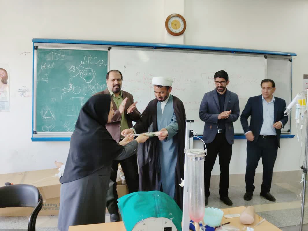 معلم اساسیترین عامل تحقق اهداف نظام تعلیم و تربیت است معلم اساسیترین عامل تحقق اهداف نظام تعلیم و تربیت است