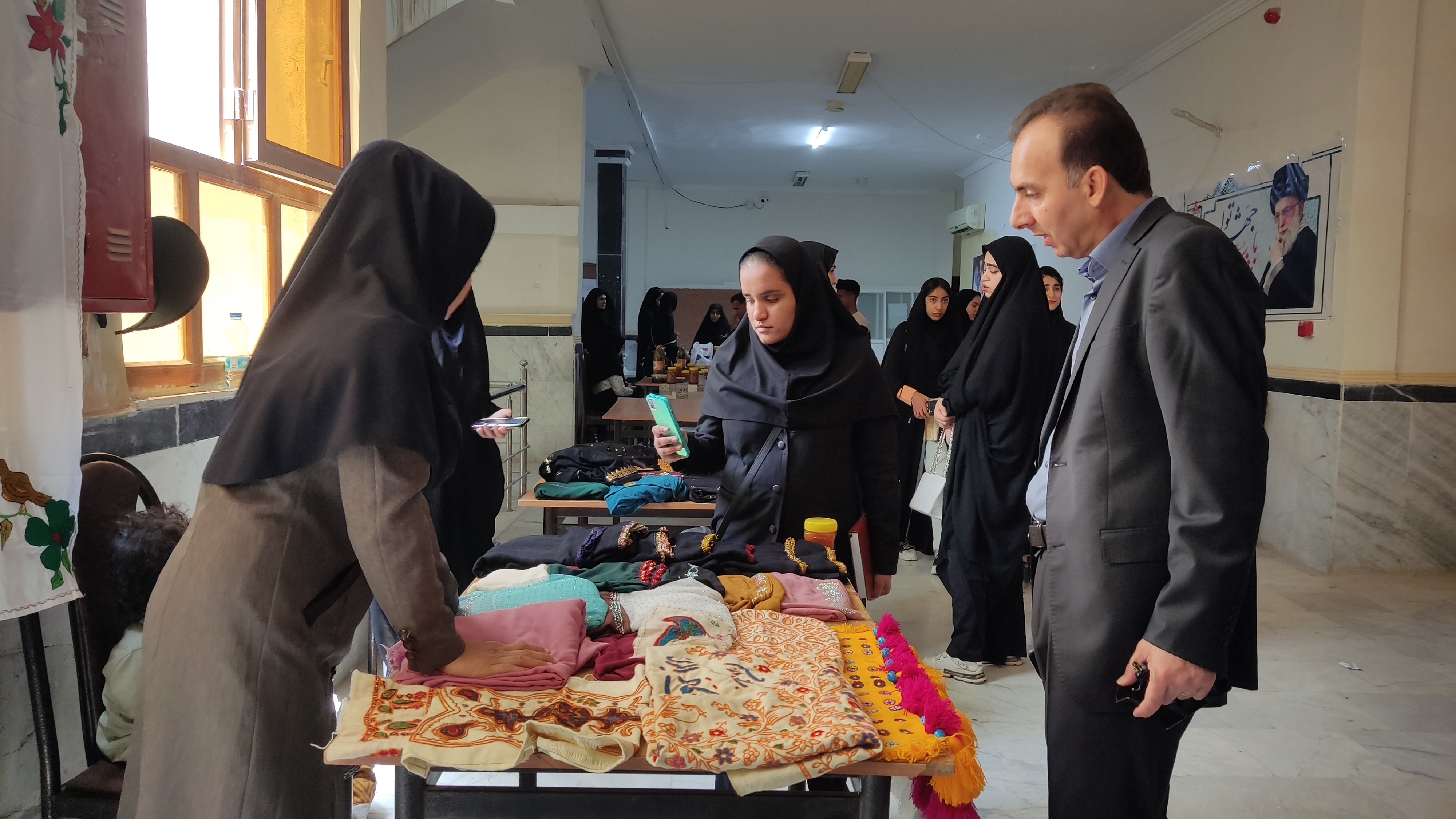 برپایی نمایشگاه کارآفرینی و صنایعدستی در دانشگاه آزاد کهنوج برپایی نمایشگاه کارآفرینی و صنایعدستی در دانشگاه آزاد کهنوج