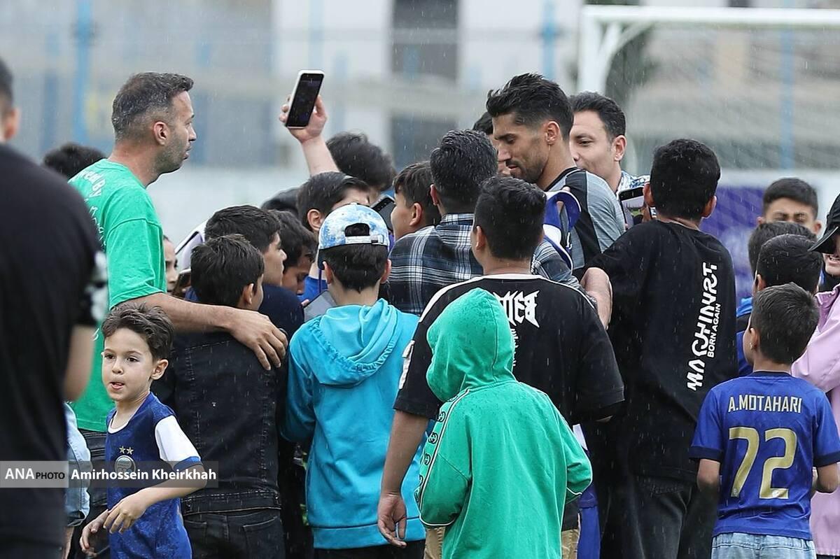 هجوم تماشاگران به داخل زمین و رونمایی از چهره زشت تمرین استقلال+ تصاویر