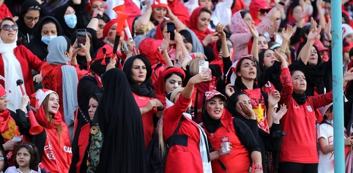 چرا فاصله هواداران سپاهان با بانوان پرسپولیسی کم بود؟ جدال لفظی مدیران پرسپولیس و سپاهان به جای عذرخواهی از جامعه فوتبال