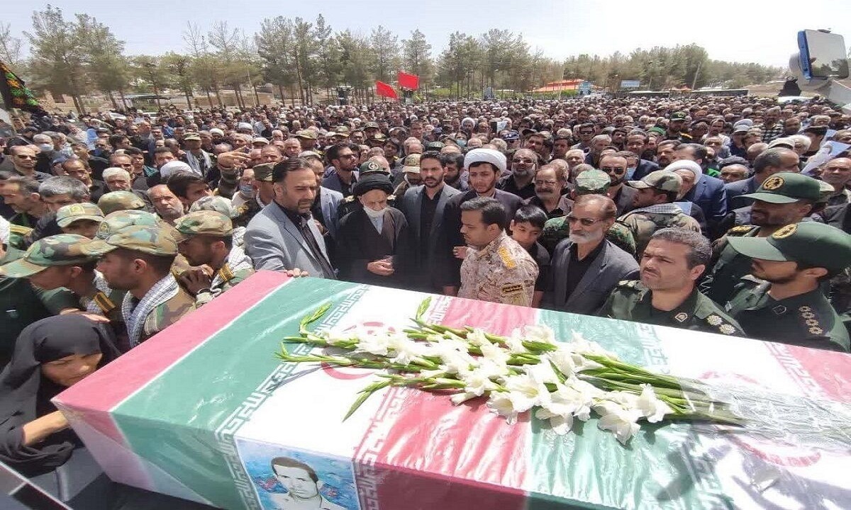 تشییع پیکر مطهر یک معلم شهید پس از ۳۹ سال