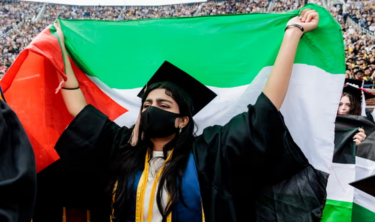 اهتزاز پرچم فلسطین در دانشگاه میشیگان پلیس آمریکا به دانشگاه ویرجینیا یورش برد