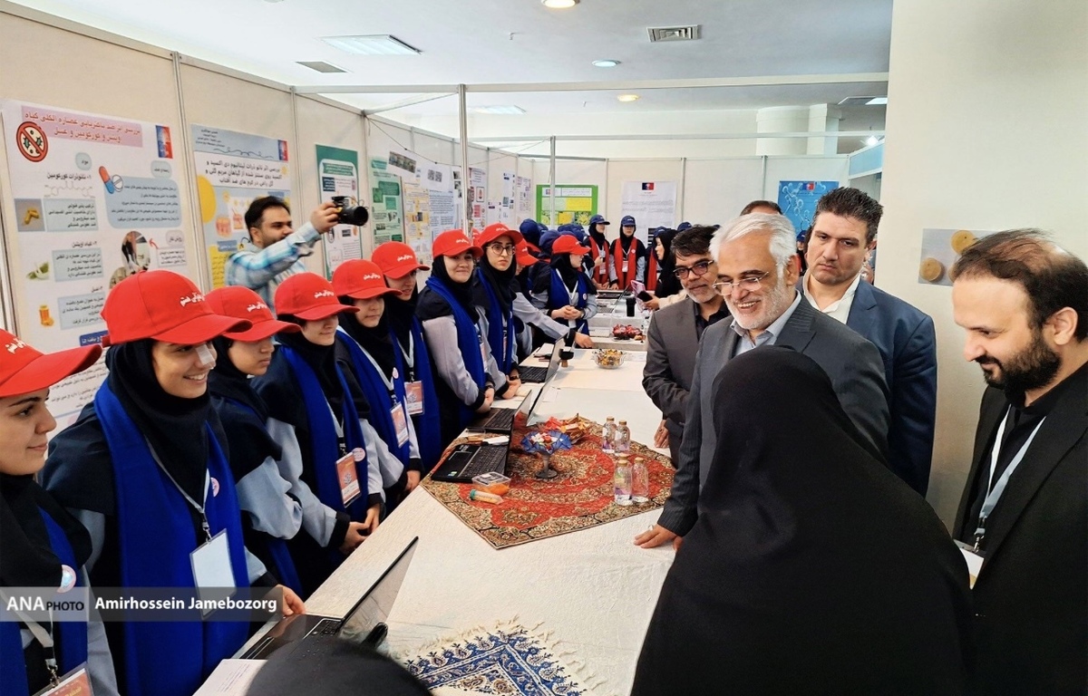 بازدید دکتر طهرانچی از ششمین جشنواره فرهیختگان جوان