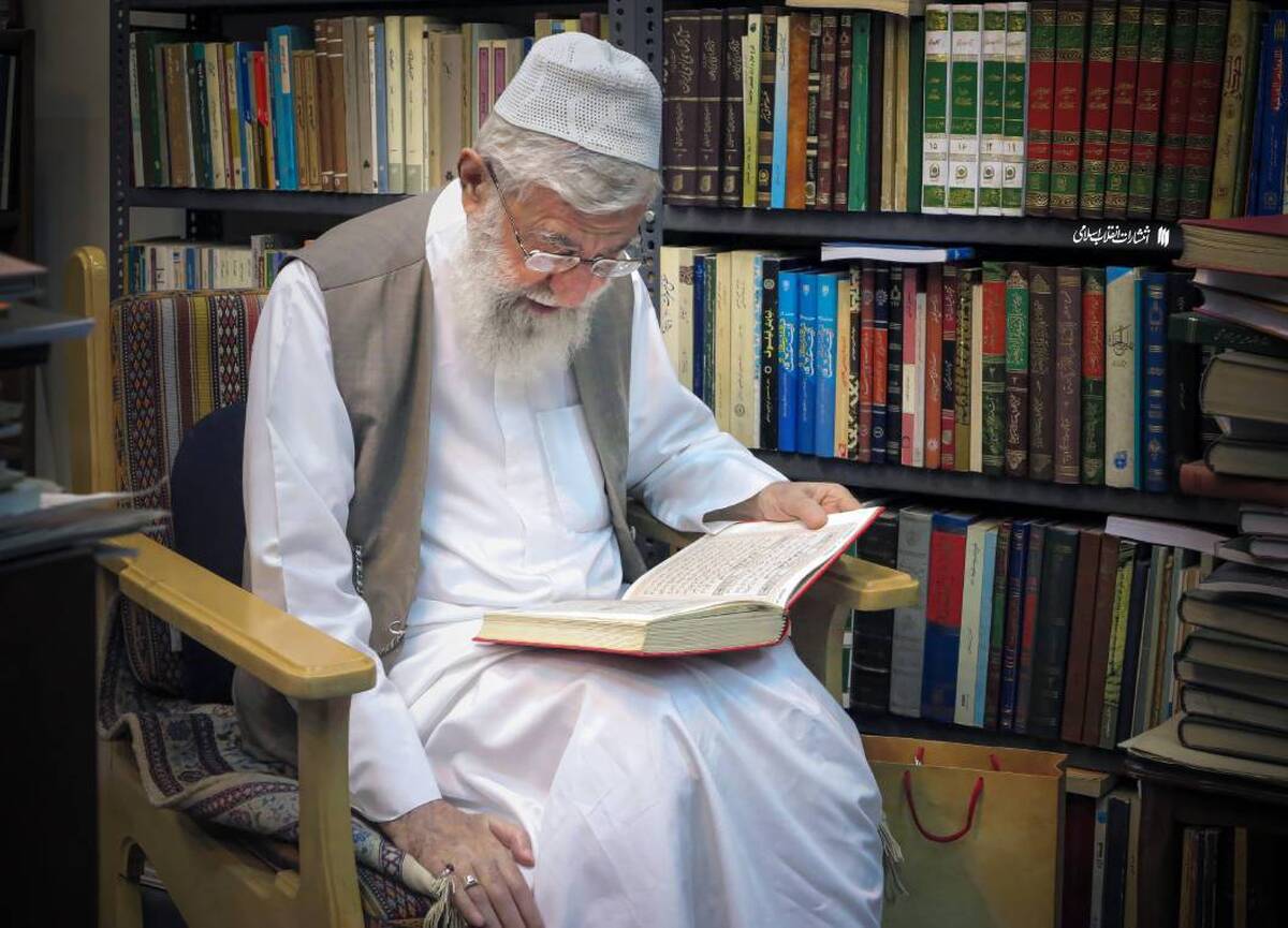 تصویری جدید از رهبر معظم انقلاب اسلامی در کتابخانه شخصیشان