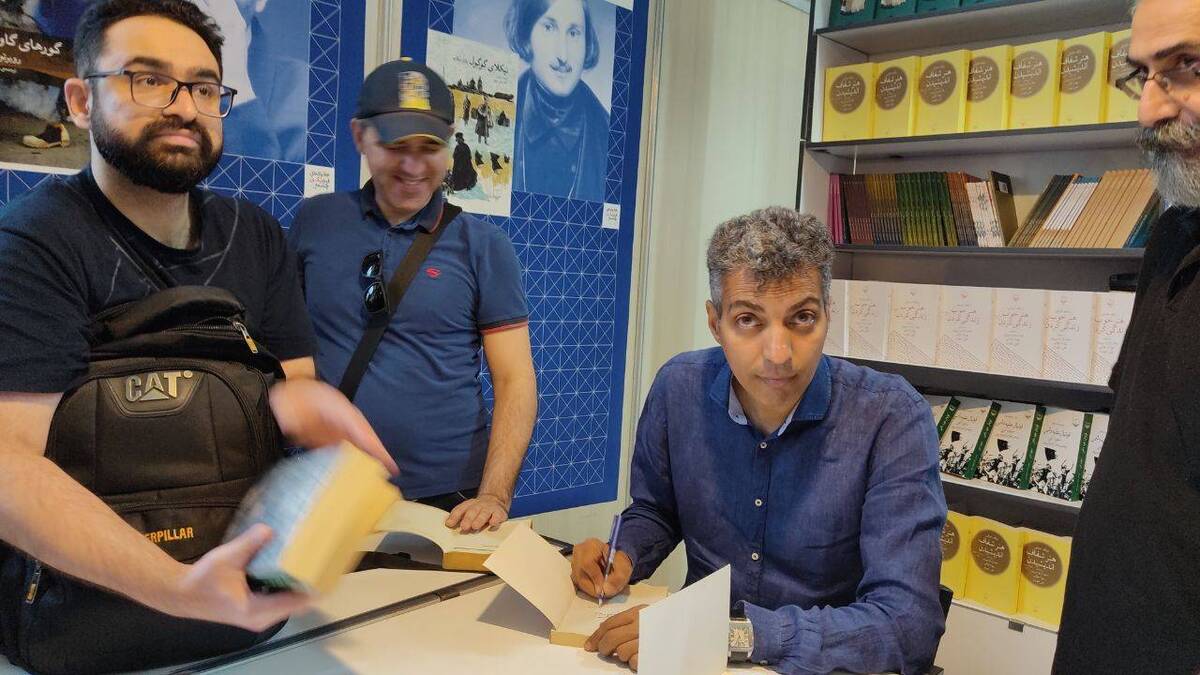 عادل فردوسیپور به نمایشگاه کتاب تهران آمد+ عکس