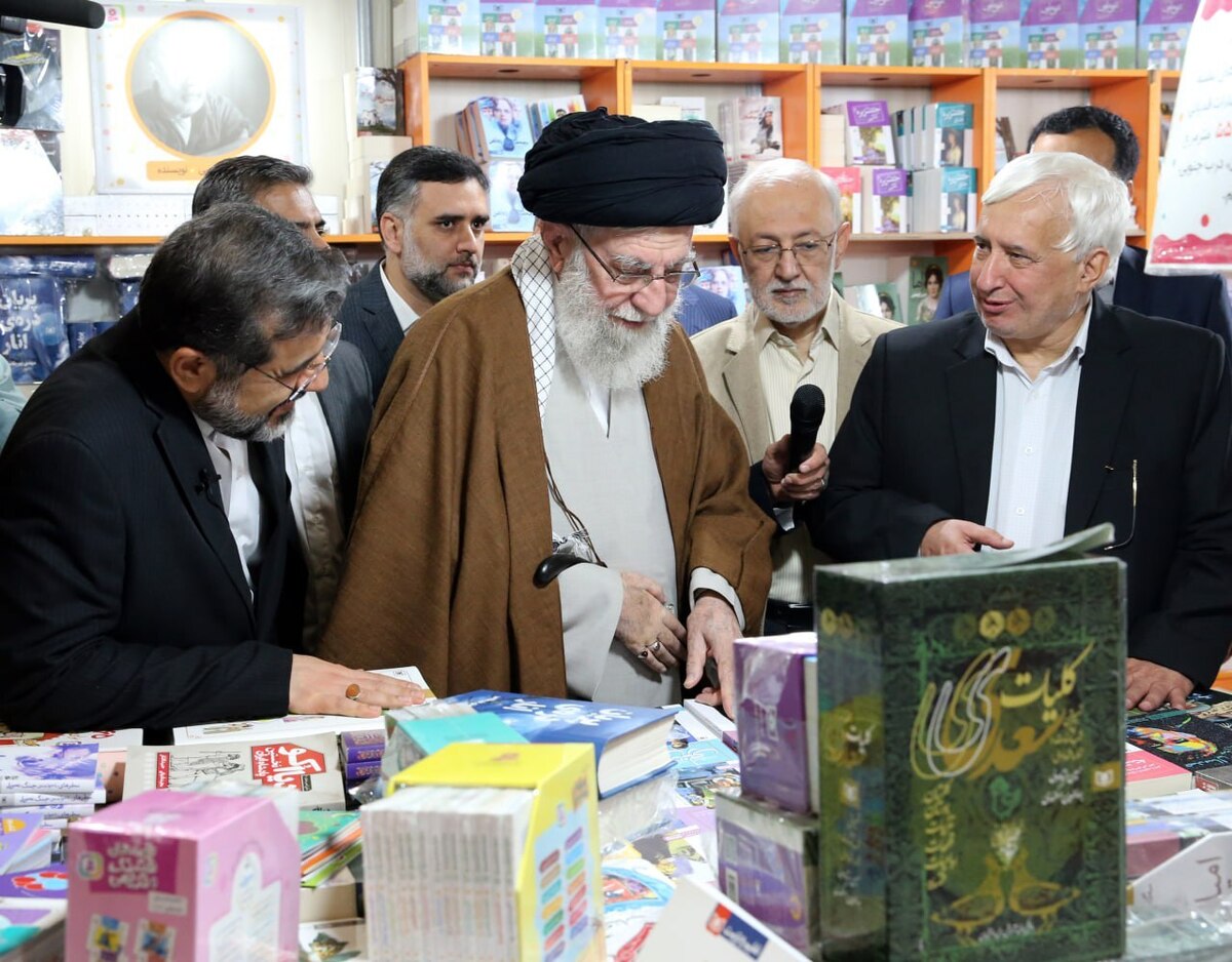 رهبر انقلاب: فعالان فضای مجازی کتاب‌های مفید را معرفی کنند  هیچ چیزی جای کتاب را نمی‌گیرد