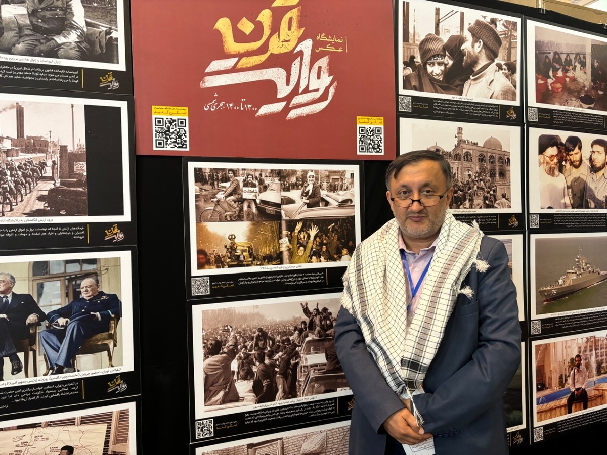 غرفه‌داری که چفیه رهبر انقلاب را دریافت کرد/ توصیه رهبری به تکثیر کتب صوتی و تصویری
