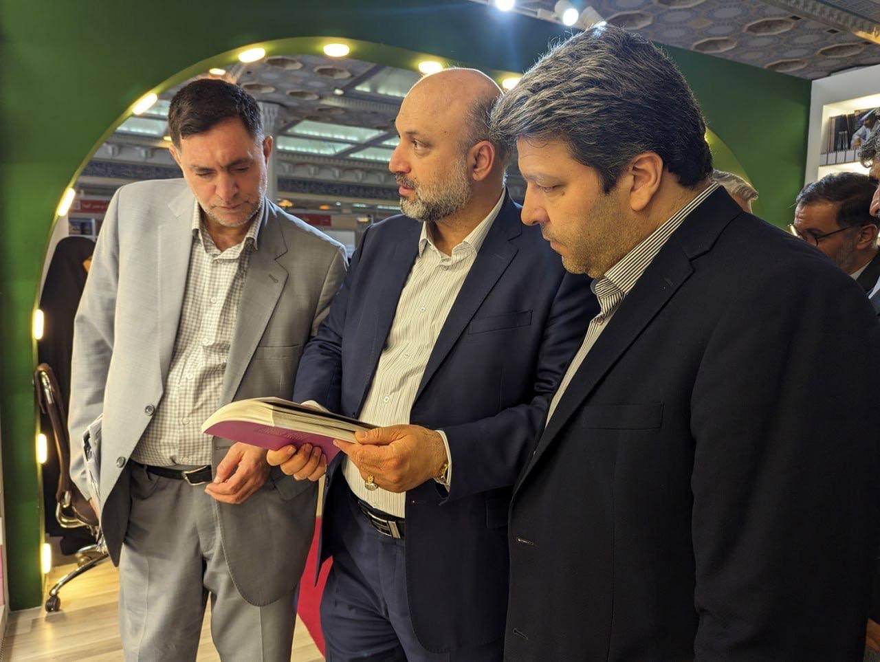 رییس سازمان سینمایی از نمایشگاه بین المللی کتاب تهران بازدید کرد